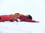 Развалившись отдохнуть на снегу